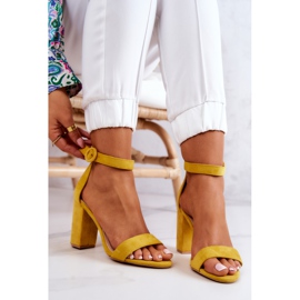 FB2 Gula Hattie Mockasandaler På En Bar 1