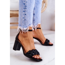 FB2 Lädersandaler På En Svart Lorelei Bar 2