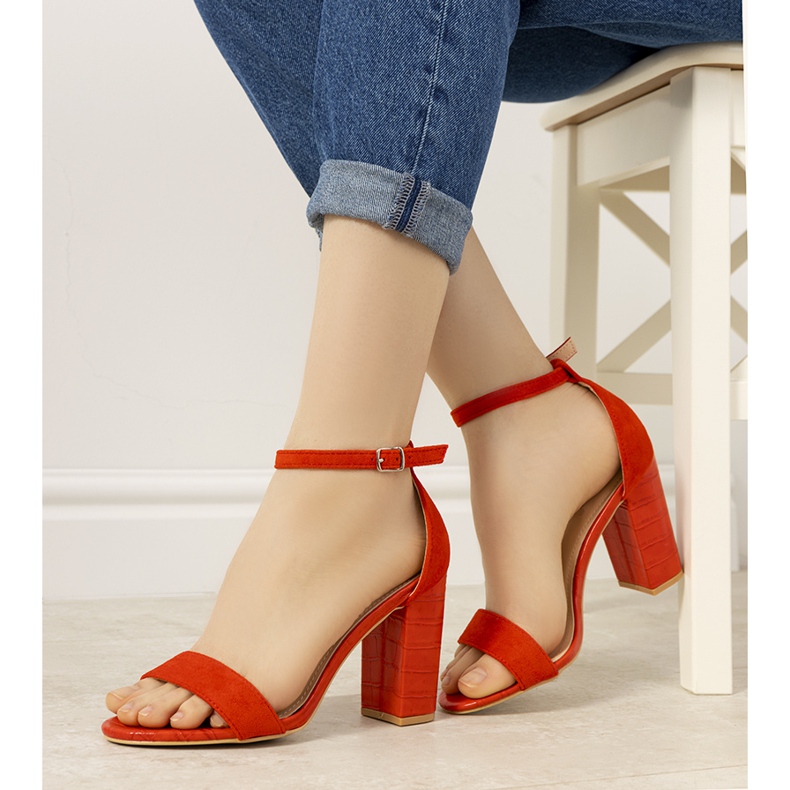 BM Röda pumps på en stolpe med Dolores ormmönster 1