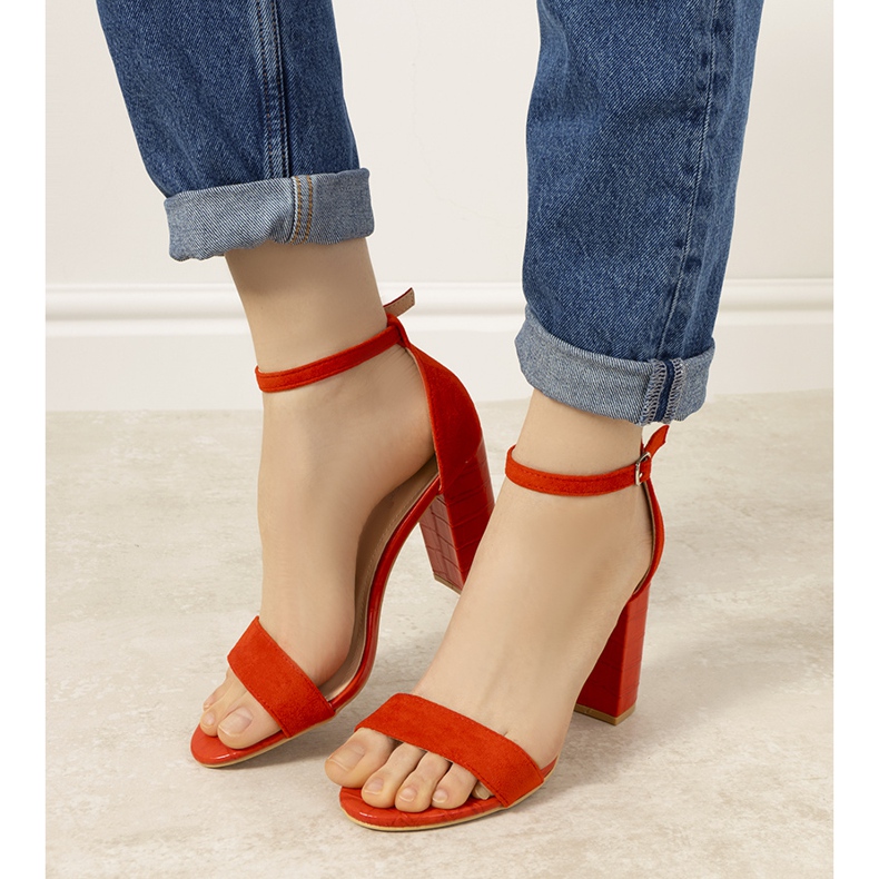 BM Röda pumps på en stolpe med Dolores ormmönster 2