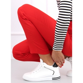 Sneakers på en dold wedge Izumi VIT / SVART 1