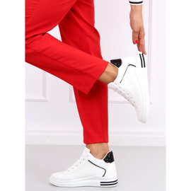 Sneakers på en dold wedge Izumi VIT / SVART 2