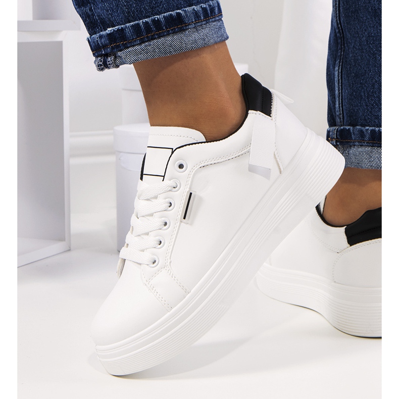 Vita sneakers på Perales-plattformen 1