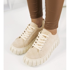 Beige sneakers på Mirabel-plattformen 1