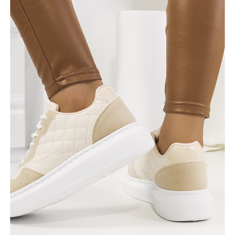 Beige sneakers på Gasperi-plattformen 1
