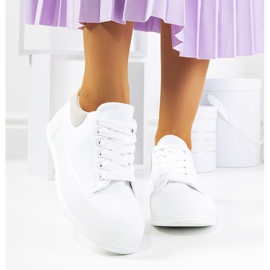 Vita sneakers på Venancia-plattformen 1