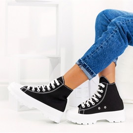 Svarta sneakers på en hög Berrios-sula 1