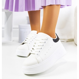 Vita sneakers på en hög Lelica-plattform 1