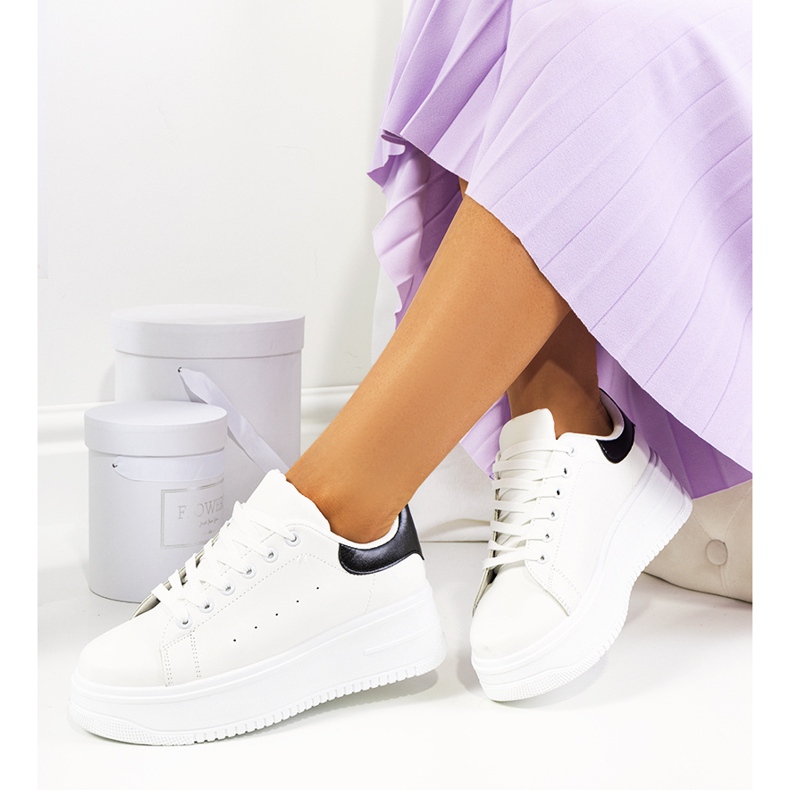 Vita sneakers på en hög Lelica-plattform 2