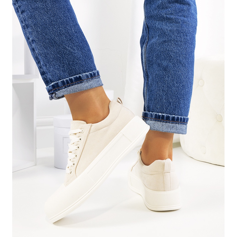 Beige sneakers på Babbete-plattformen 1