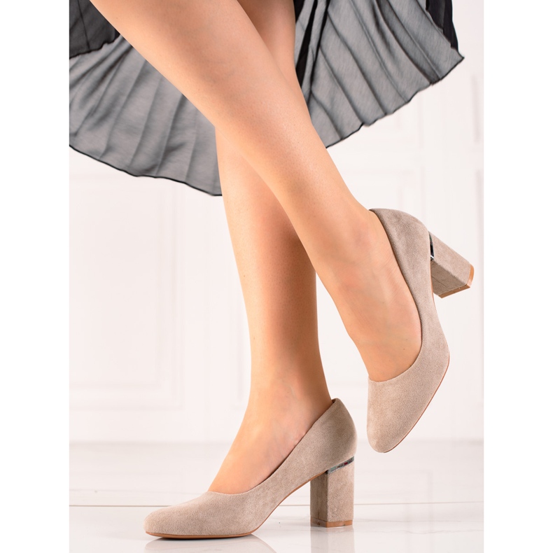 Goodin Beige pumpar på en pelare 1