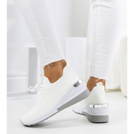 Vita sneakers på kilen Sabelia 1