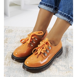 Orangelackade skor av Kristina 1