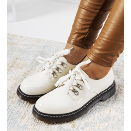 Vitlackerade skor av Kristina 1