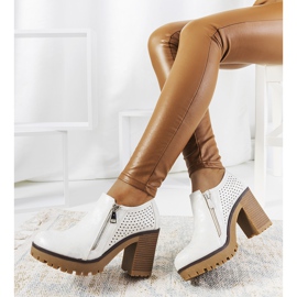 Silverskor på stolpen av Noemi vit 1