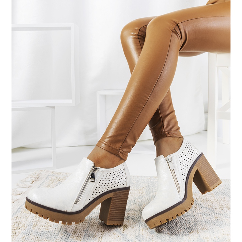 Silverskor på stolpen av Noemi vit 1