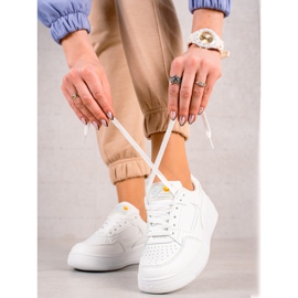 Trendiga vita sneakers 1