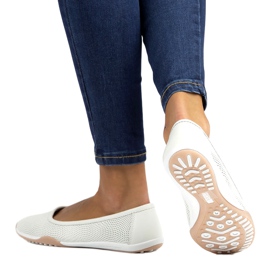 Genombrutna vita ballerinor i läder Filippo DP3681 / 22 WH mångfärgad 5