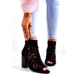 FB1 Svarta genombrutna stövlar på en stolpe Bretagne 1