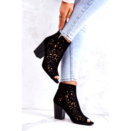 FB1 Svarta genombrutna stövlar på en stolpe Bretagne 3