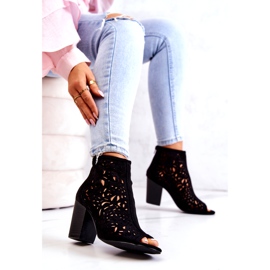 FB1 Svarta genombrutna stövlar på en stolpe Bretagne 4