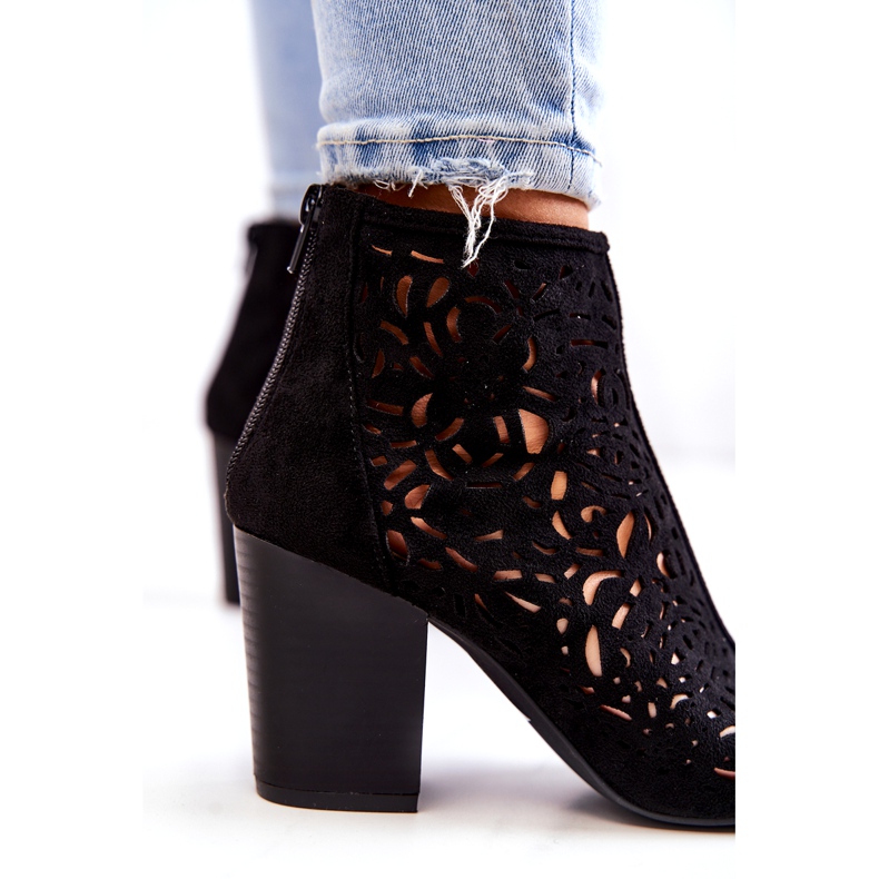 FB1 Svarta genombrutna stövlar på en stolpe Bretagne 6