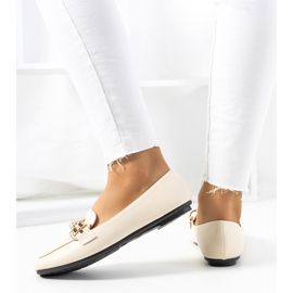 Beige loafers med Tillison-kedja 1