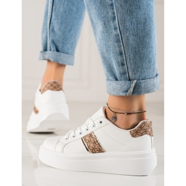 Trendiga vita sneakers 2