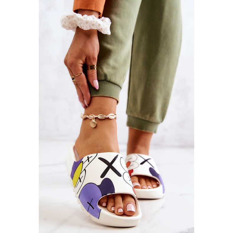 Gummitofflor med vitt monstertryck 1