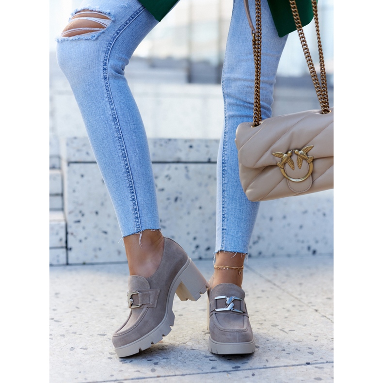 Lemar Eleganta skor på en pelare med en beige Harmell-dekoration 1