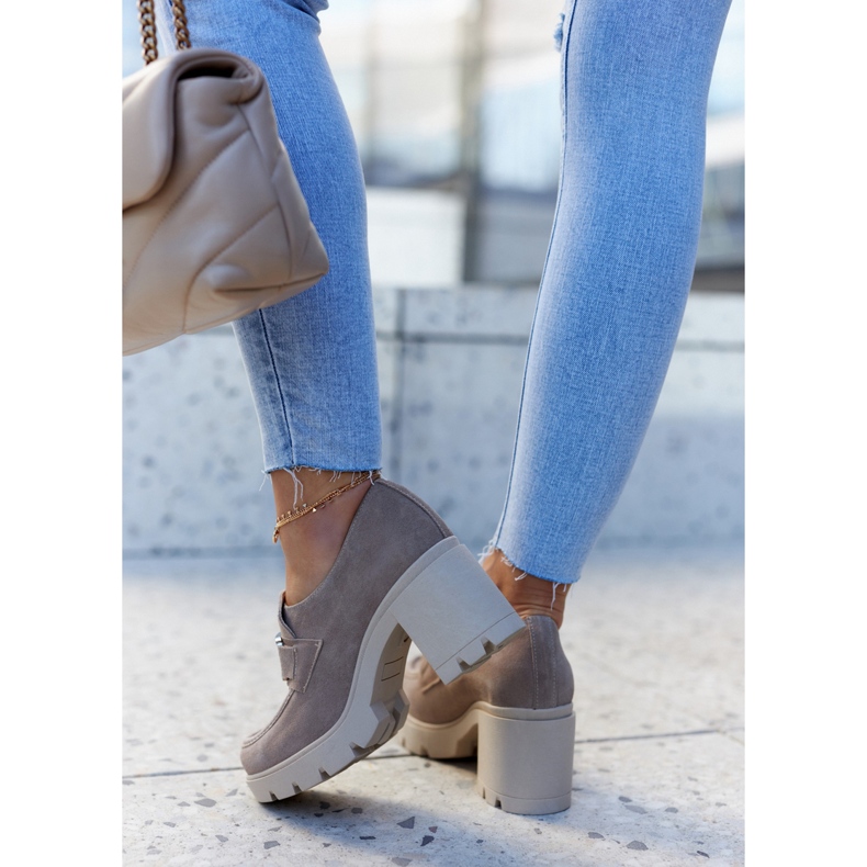 Lemar Eleganta skor på en pelare med en beige Harmell-dekoration 2