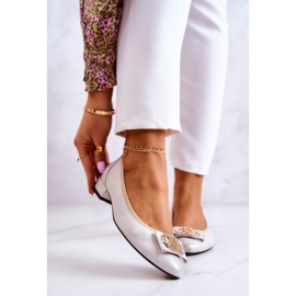 PA2 Läderballerinor Med En Vit Och Gyllene Joliet-dekoration 1