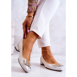 PA2 Läderballerinor Med En Vit Och Gyllene Joliet-dekoration 2