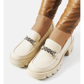 Beige loafers på en tjock Ruth-sula 1