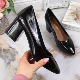 Pumpar på stolpen av Serio Leone W SK358C svart 1