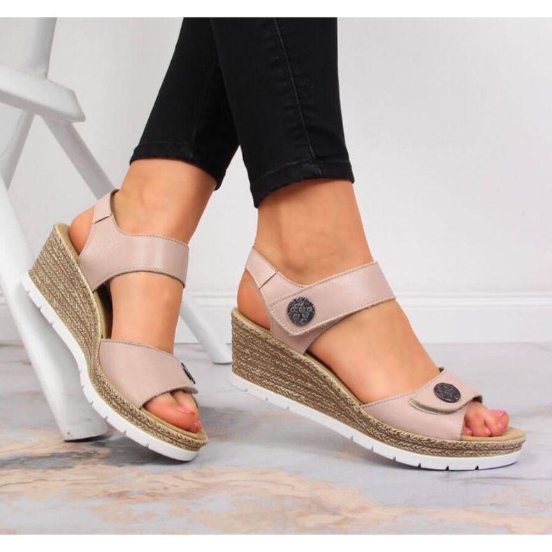 Lädersandaler på en kil Rieker W 619B9-31 rosa 2