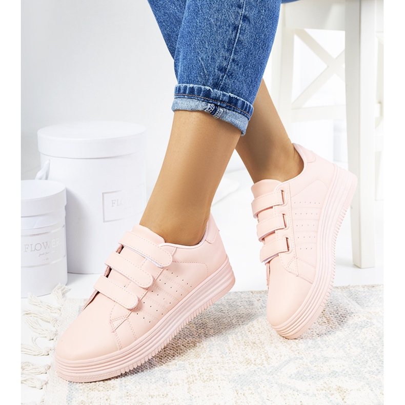 Rosa sneakers på Nizza-plattformen 1