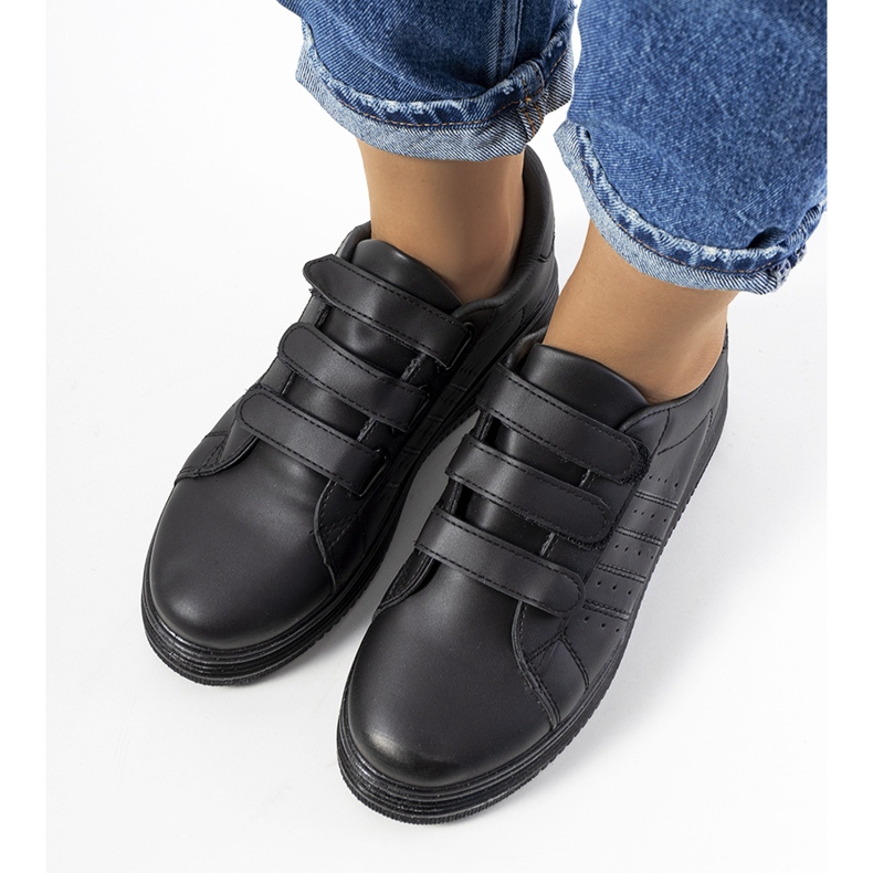 Svarta sneakers på Nizza-plattformen 1