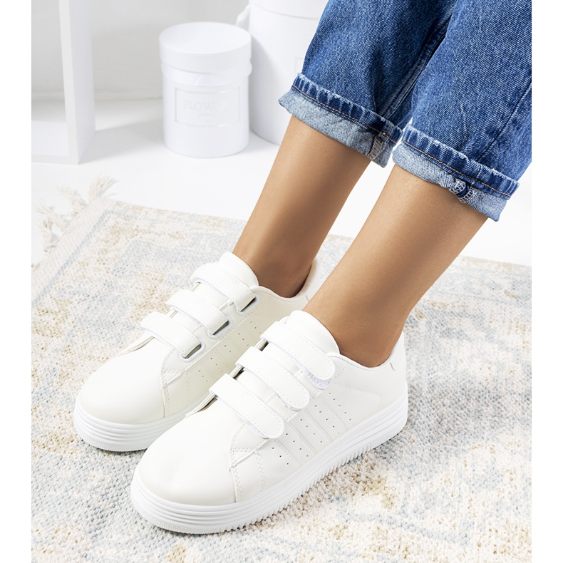 Vita sneakers på Nizza-plattformen 1