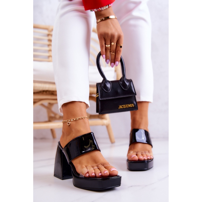 FM1 Lackade Svarta Seattle Tofflor På En Bar 1