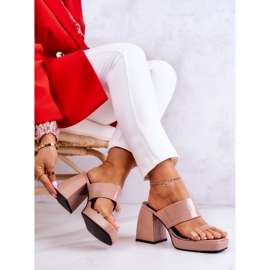 FM1 Lackade Tofflor På En Seattle Mörk Beige Bar 2