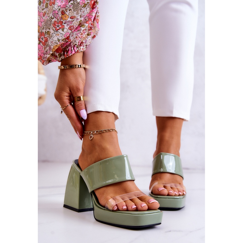 FM1 Lackade Tofflor På En Seattle Grön Bar 2