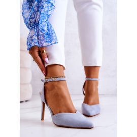 FB2 Mockaklackar på ett blått Kharen-spänne 1