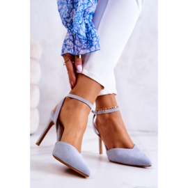 FB2 Mockaklackar på ett blått Kharen-spänne 2