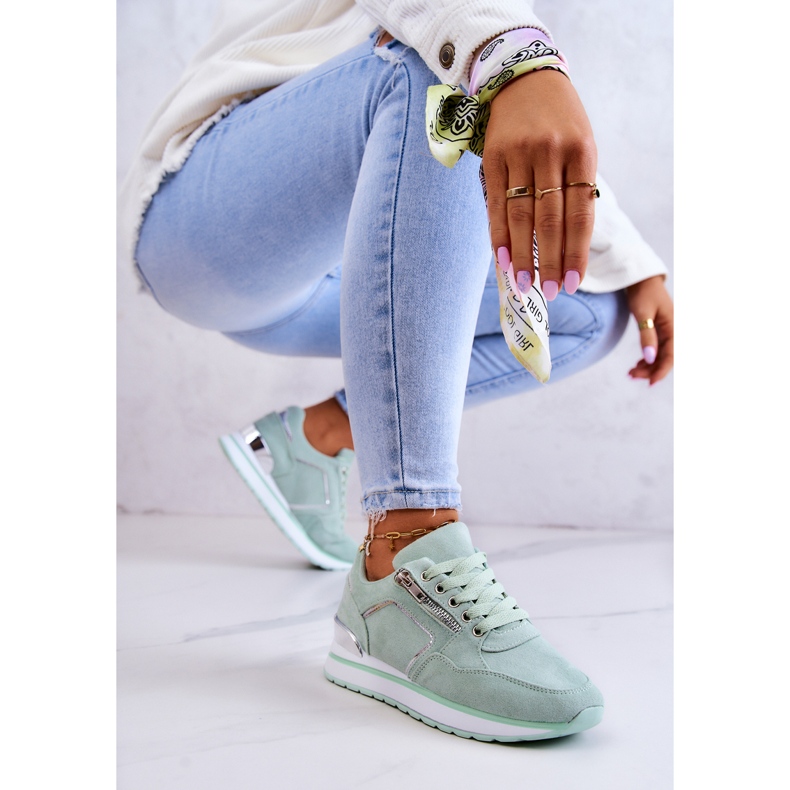 FB2 Sportskor i mocka på en ljusgrön flodplattform 1