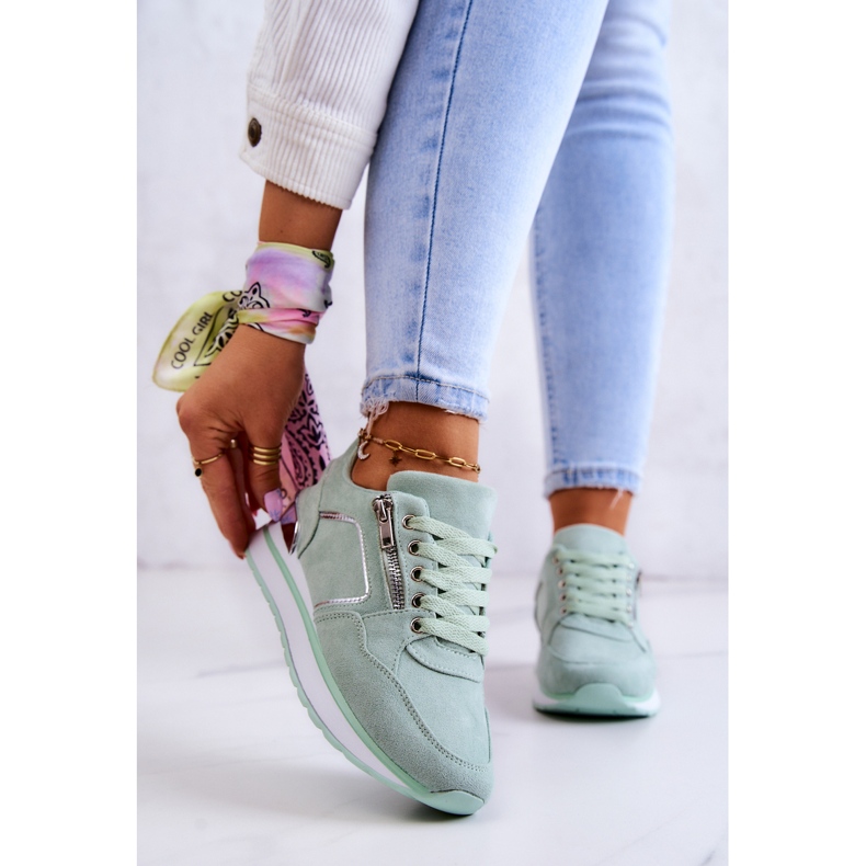 FB2 Sportskor i mocka på en ljusgrön flodplattform 2