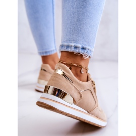 FB2 Sportskor i mocka på en mörkbeige flodplattform 2