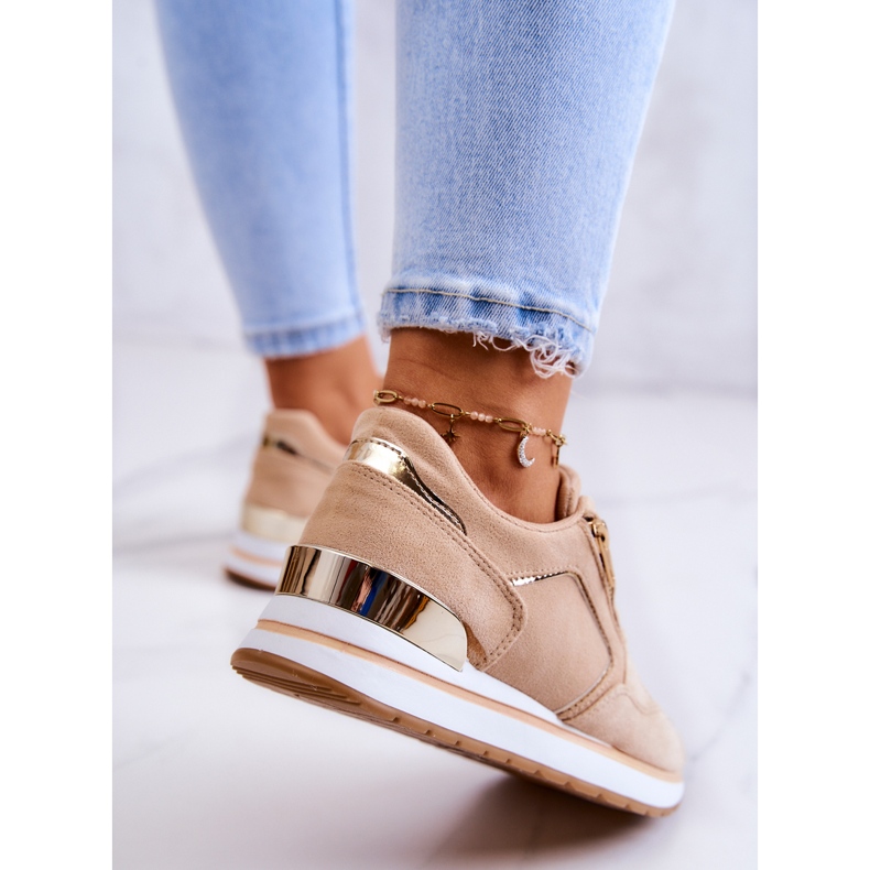 FB2 Sportskor i mocka på en mörkbeige flodplattform 2