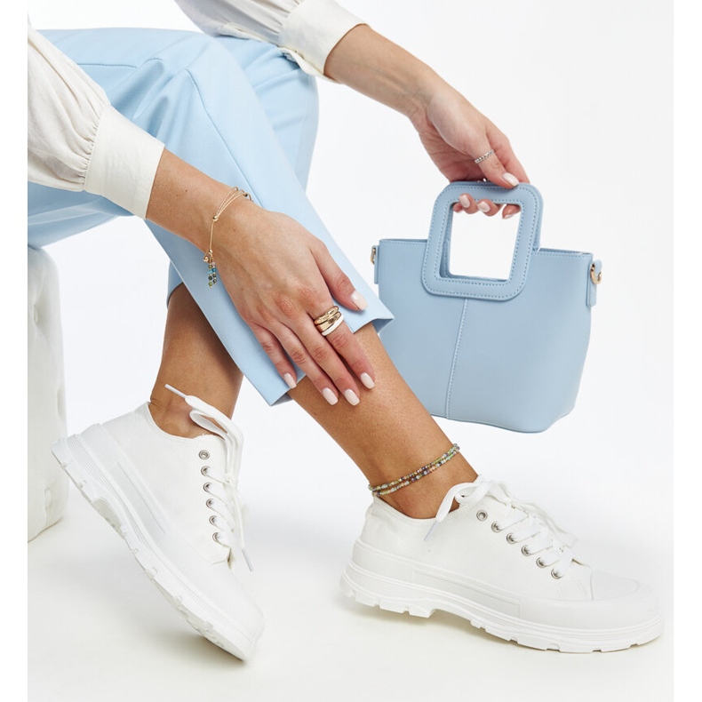 Vita sneakers på en tjock Prenzel-sula 1