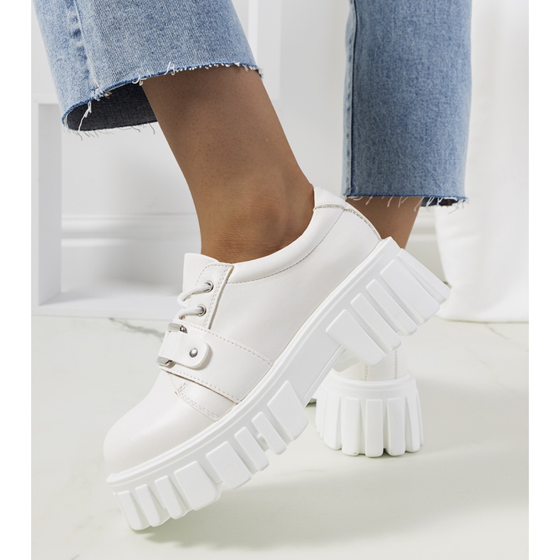 Vita skor på traktorsula från Sallie 1